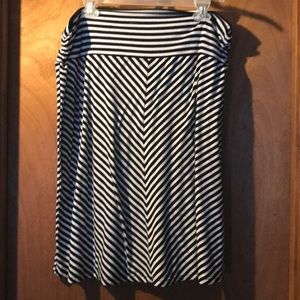 Short maxi black and white striped